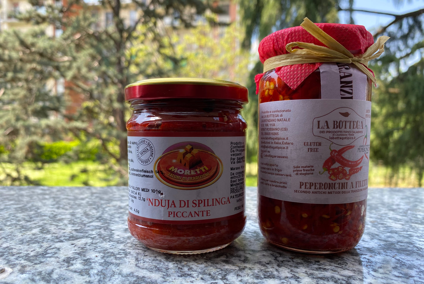 Glas 'Nduja und Chilis